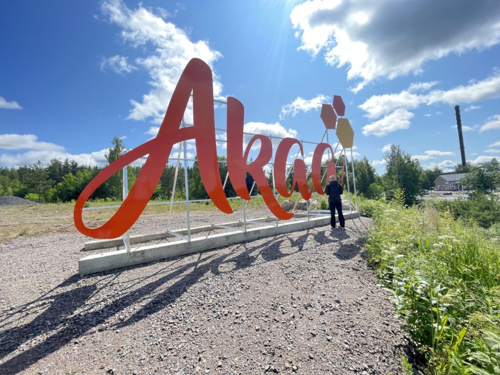 Akaa jätti irtokirjainlogo